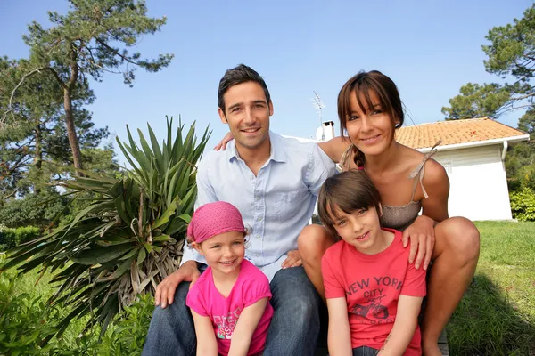 Familia feliz reunida en el jardín trasero — Foto de Stock