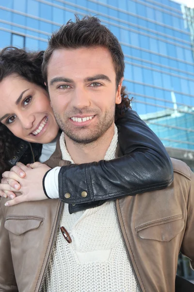 Couple in front of a building — Stock Photo, Image