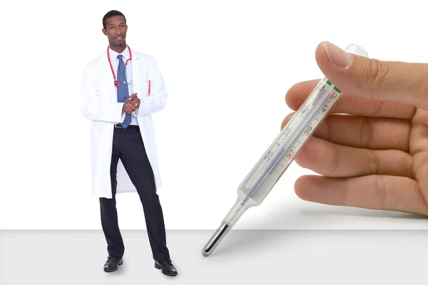 Médico negro con mano blanca gigante descansando sobre la mesa sosteniendo el termómetro bes —  Fotos de Stock