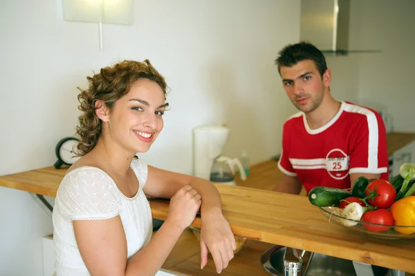 彼らの台所のカップル — ストック写真