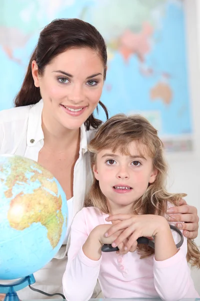 Klein meisje en haar leraar samen poseren — Stockfoto