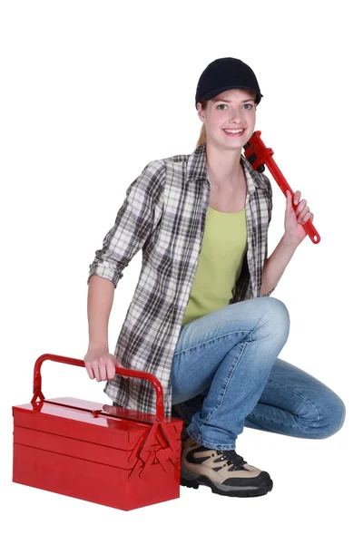 Жіночий водопровідник з гайковим ключем та набором інструментів — стокове фото