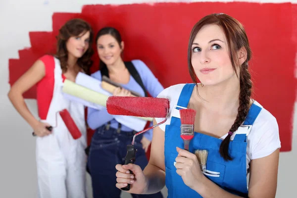 Tre kvinnliga vänner måla vägg — Stockfoto