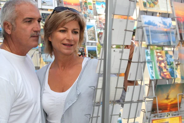 Senior couple shopping pendant les vacances — Photo