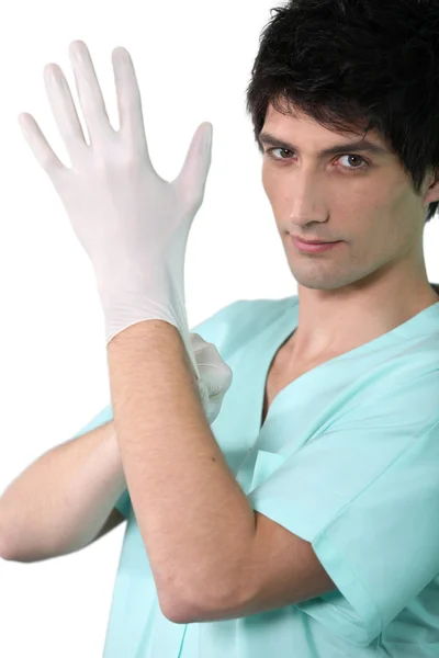 Krankenschwester zieht Handschuhe an. — Stockfoto