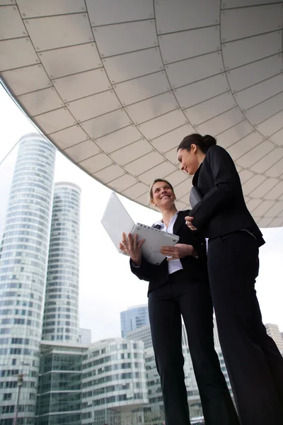Duas mulheres de negócios ficaram do lado de fora do prédio alto — Fotografia de Stock