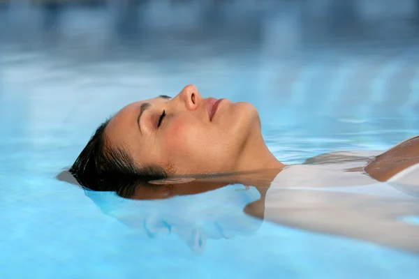 Suyun içinde yatan kadın — Stok fotoğraf