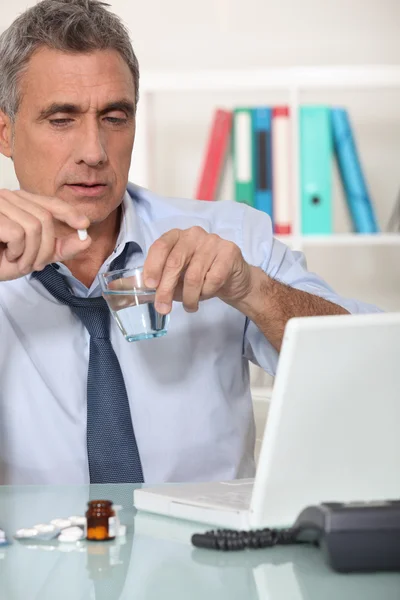 Büroangestellte leidet unter Kater — Stockfoto