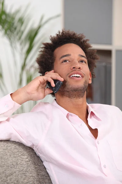 Mannen hemma talar i telefon — Stockfoto