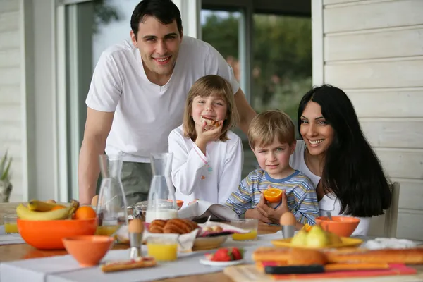 Familjen äter frukost utomhus — Stockfoto