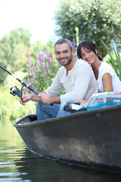 A pár egy csónak a tó halászati — Stock Fotó
