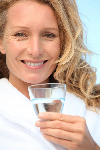 Femme avec un verre d'eau — Photo