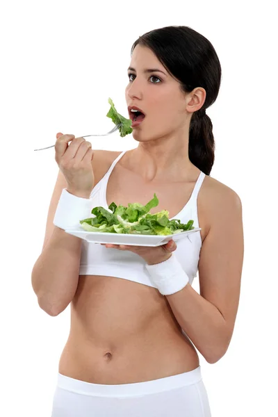 Chica joven comiendo ensalada — Foto de Stock