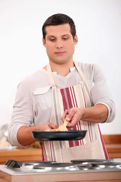 Νεαρός άνδρας μαγείρεμα — Φωτογραφία Αρχείου