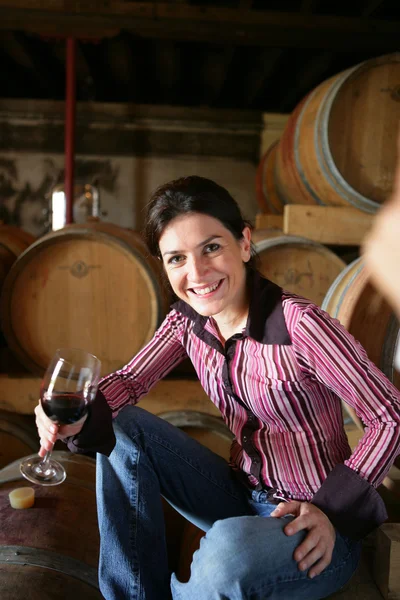 Mulheres em adega com copo de vinho — Fotografia de Stock