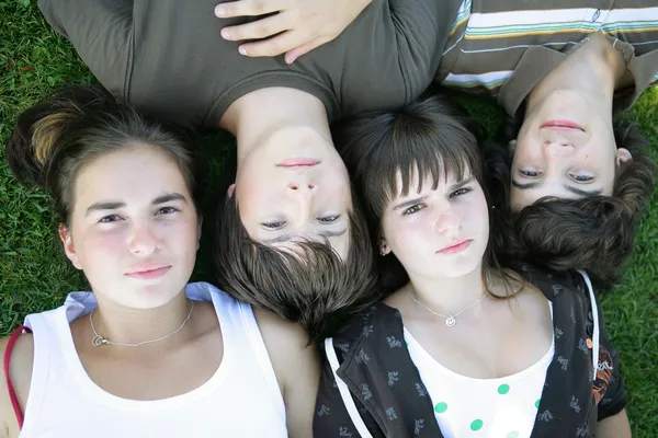 Adolescentes deitados na grama — Fotografia de Stock