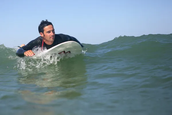 Surfer σε ένα κύμα — Φωτογραφία Αρχείου