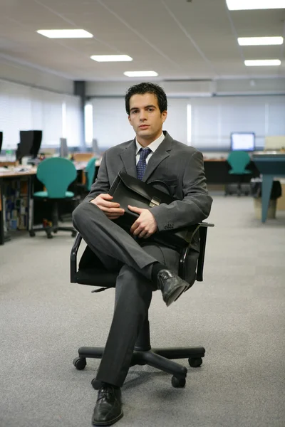 Бизнесмен, сидящий на стуле и ожидающий встречи — стоковое фото