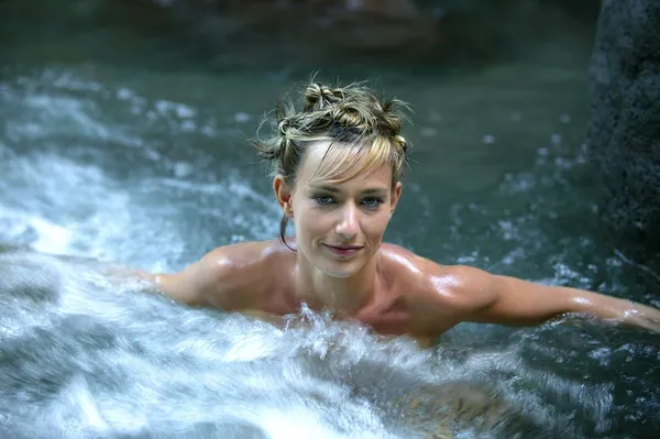 Женщина купается нагишом — стоковое фото