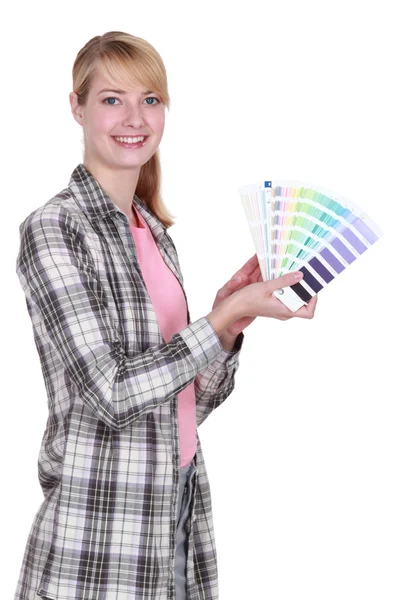 Pintora femenina sosteniendo cartas de colores — Foto de Stock