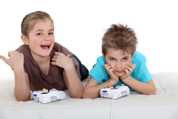 Kinderen spelen een gameconsole — Stockfoto