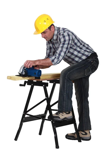 Ремесленник работает на деревянной доске — стоковое фото