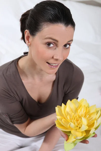 Kvinna som håller i en blomma — Stockfoto