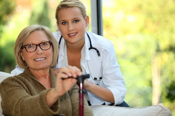 Ältere Frau mit einer Krankenschwester — Stockfoto
