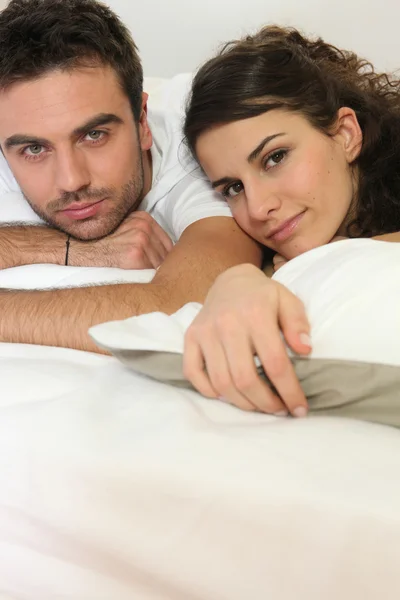 ベッドで休んでカップルpar vila i sängen — Stockfoto