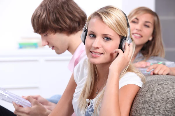 Young listening to music — Stock Photo, Image
