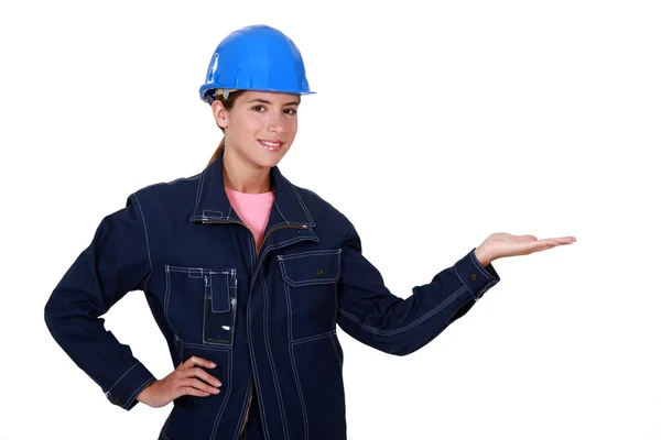 Trabalhadora manual segurando a mão em espaço vazio — Fotografia de Stock