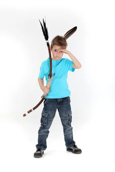 Мальчик, притворяющийся индейским воином — стоковое фото