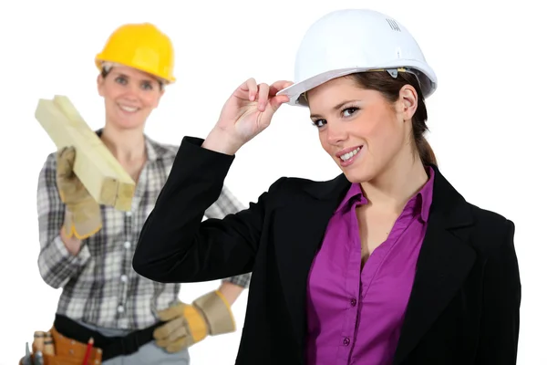 Mujeres con cascos de construcción — Foto de Stock