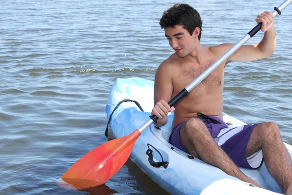Jonge man in een kano — Stockfoto