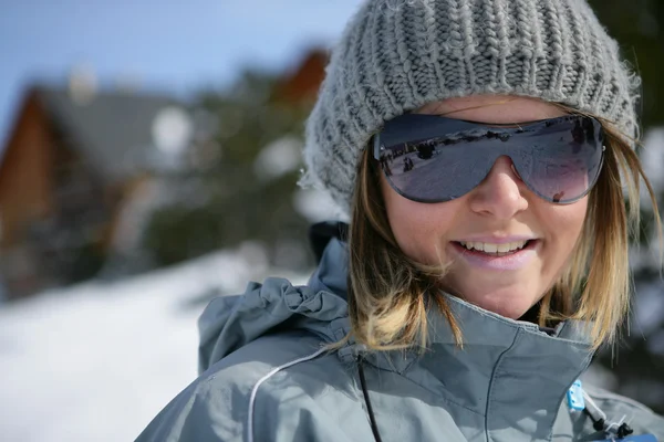 Porträt einer jungen Frau im Skigebiet — Stockfoto