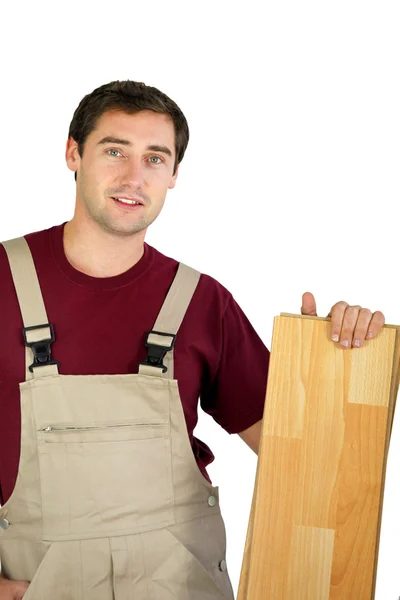 Hantverkare innehar en parkett planka — Stockfoto