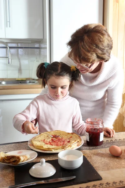 女人和小孩做煎饼 — 图库照片