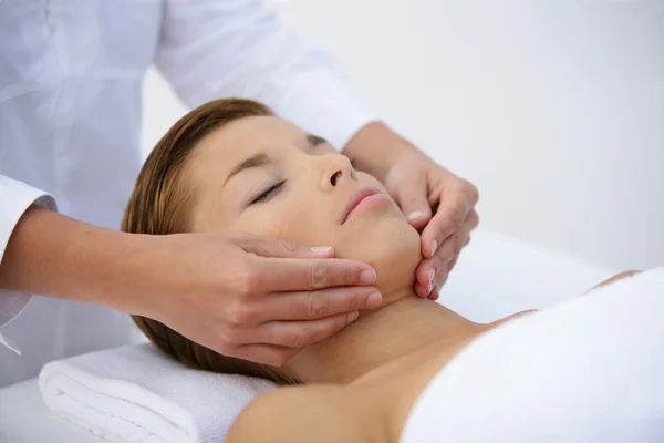 Жінка має масаж обличчя — стокове фото