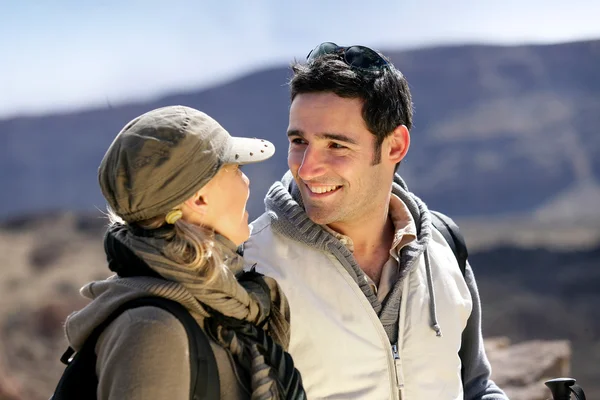 Glückliches Paar wandert durch die Berge — Stockfoto