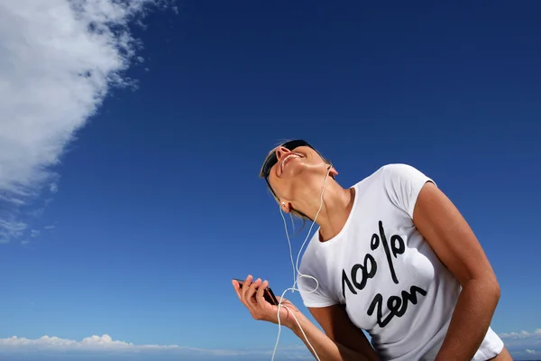 屋外で音楽を聴く女性 — ストック写真
