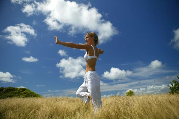 Yoga kvinnan i ett fält — Stockfoto