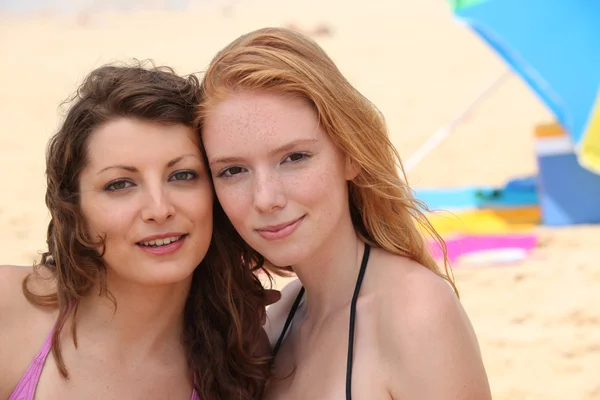 Zwei junge Frauen an einem Sandstrand — Stockfoto