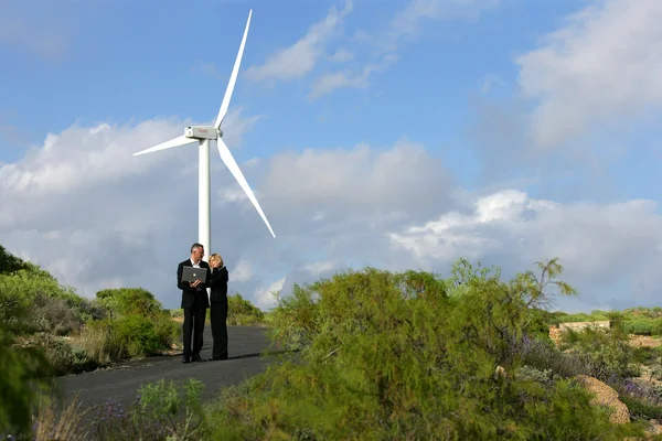 业务专业人员站在风电机组前 — 图库照片