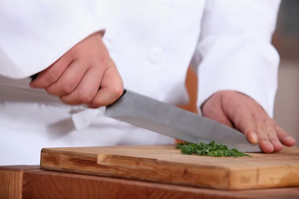 Chef-kok hakken peterselie — Stockfoto