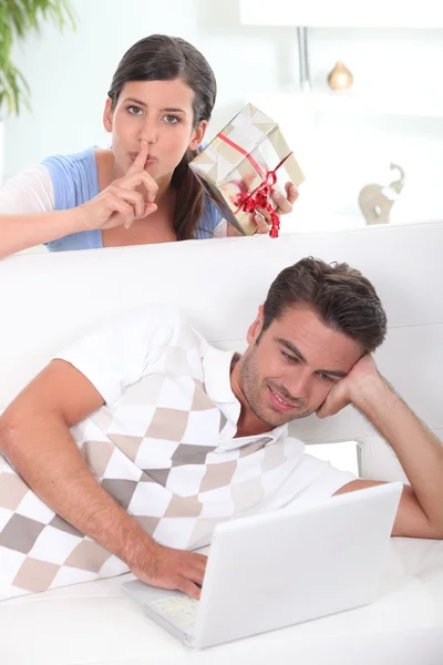 Surprising boyfriend with gift — Stock Photo, Image