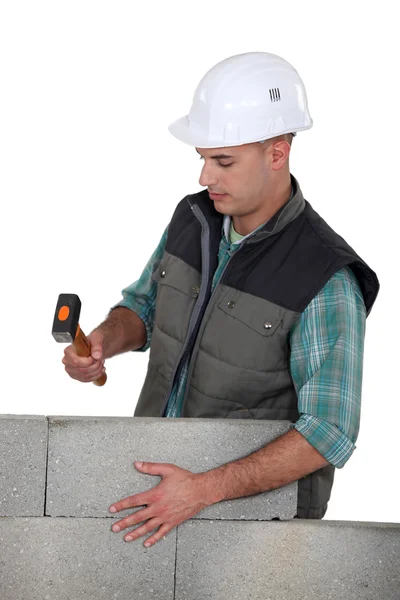 Steinmetz mit dem Holzhammer — Stockfoto