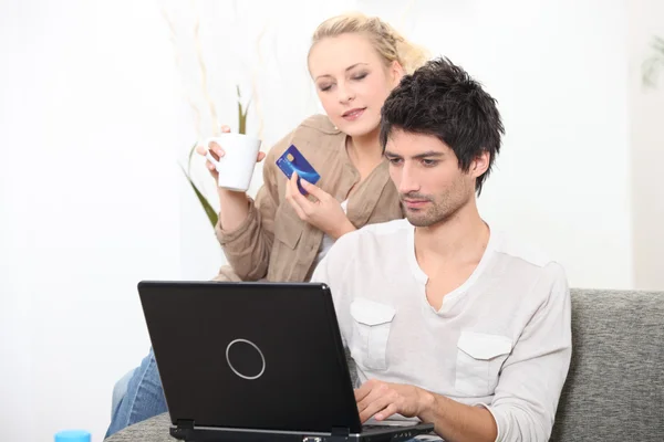 은행 카드와 함께 온라인 쇼핑 하는 젊은 부부 — 스톡 사진