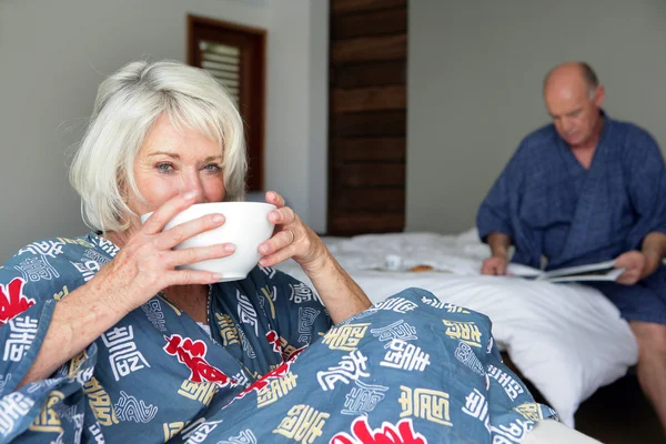 Elderly couple getting-up — Stock Photo, Image