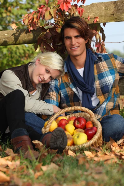 Una coppia che si prende una pausa dalla raccolta delle mele — Foto Stock