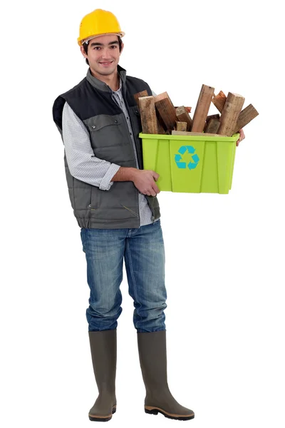 Man met vak van hout worden gerecycleerd — Stockfoto
